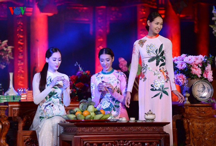 Soirée des ao dai au Temple de la Littérature - ảnh 3